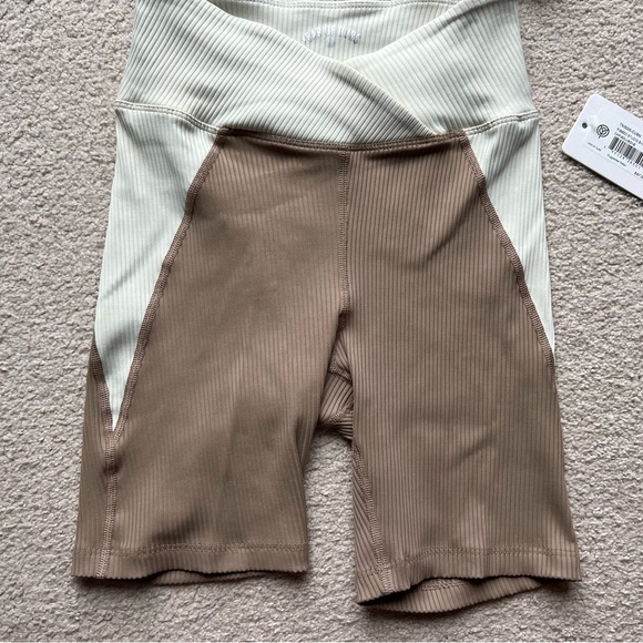 Year of Ours Women's V Waist Ribbed Studio Biker Shorts Caribou Bone Size Small - Picture 5 of 10